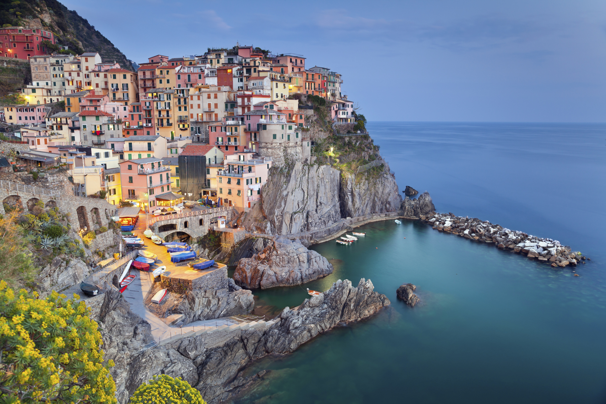 Italienische Küste mit bunten Häusern und Meer